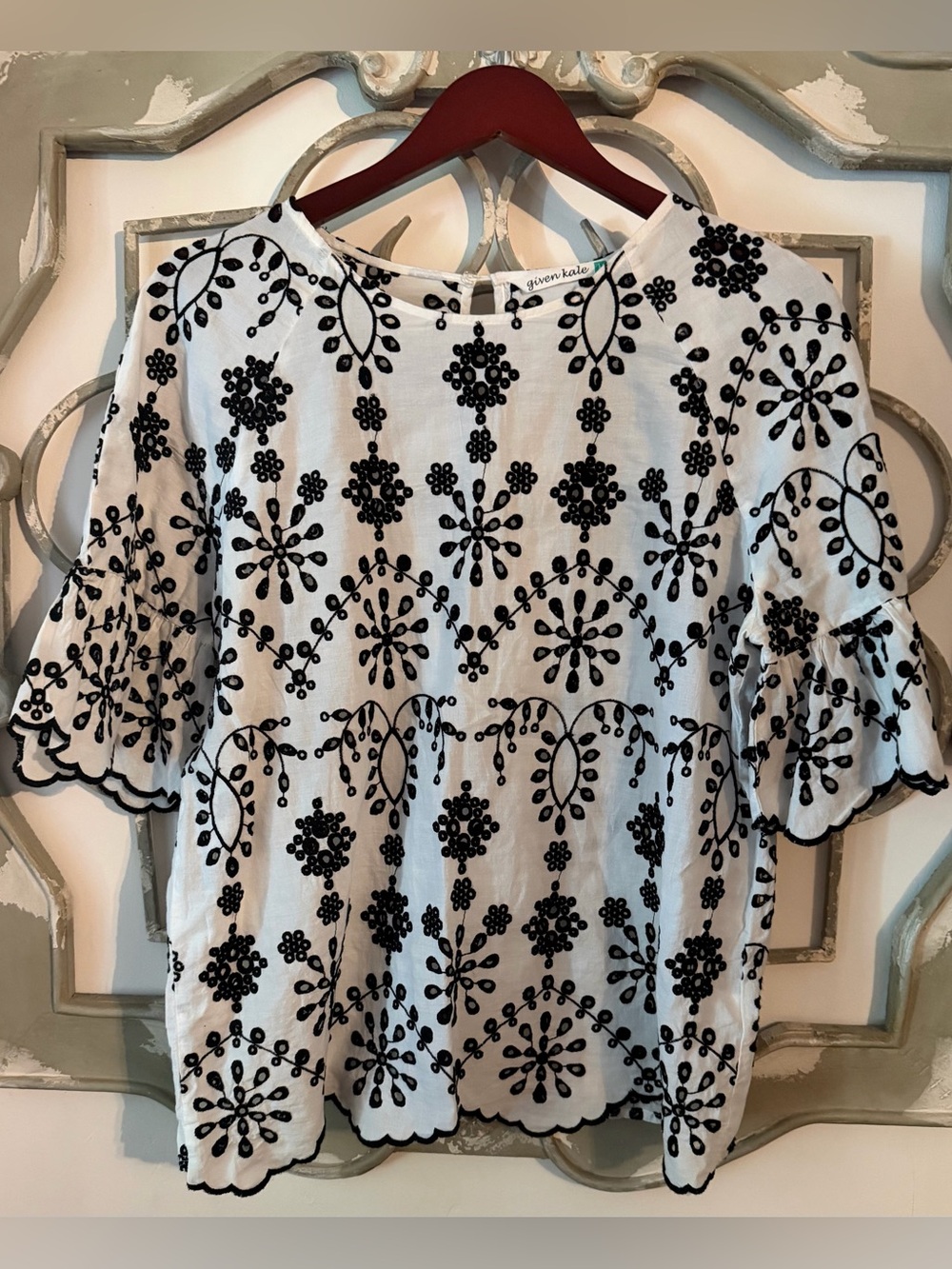Given Kale Embroidered Blouse Size Medium